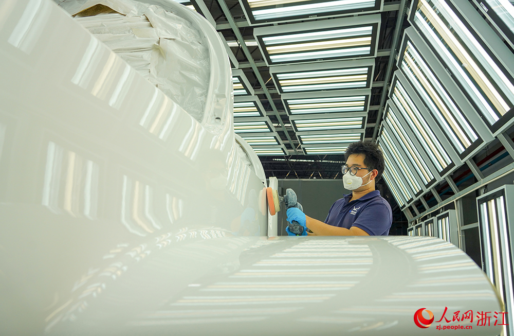 8月24日，技術人員在生產線上忙碌著。人民網 章勇濤攝