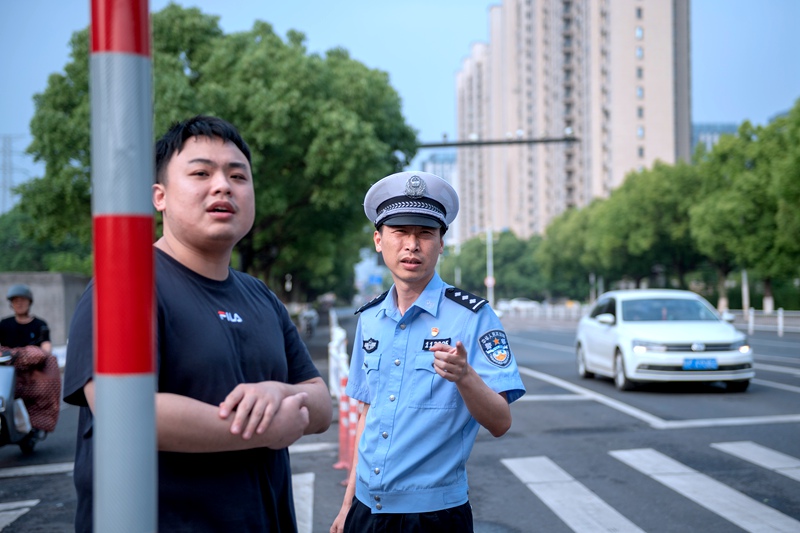 殷超正在實地考察現場路況。受訪者供圖