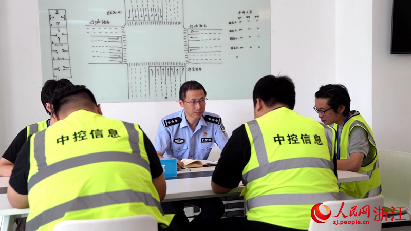 殷超正在開會商討下一步工作規劃。人民網 陳陸洵攝