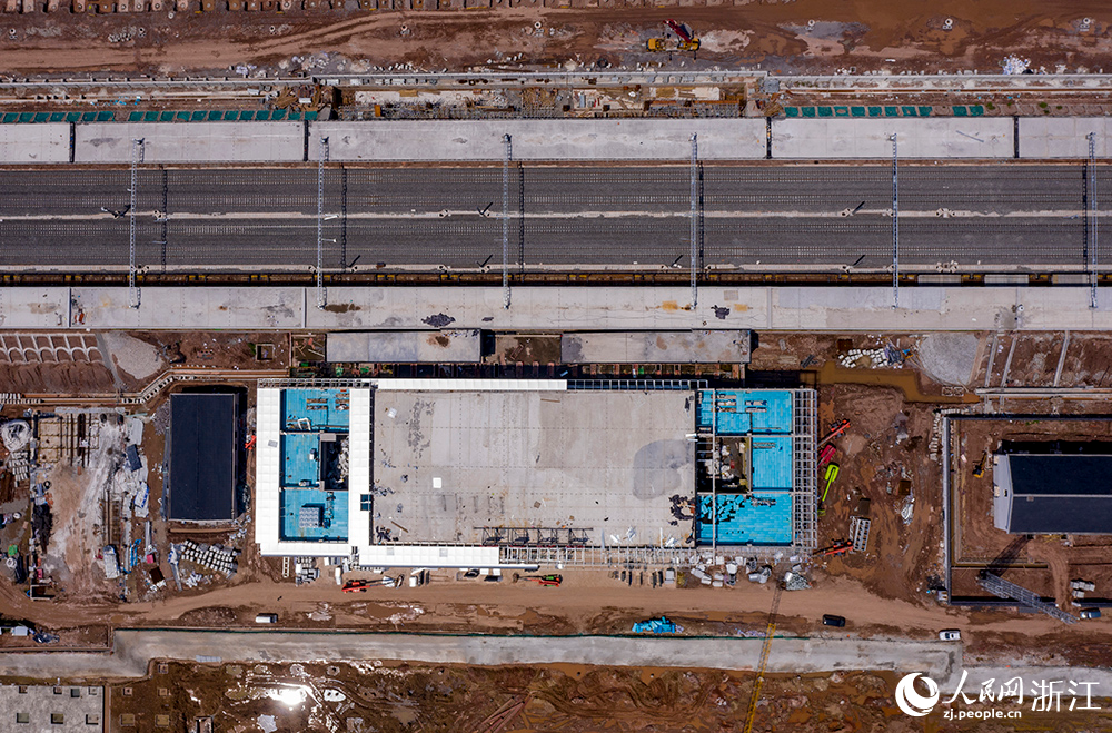 工人正全力以赴加緊推進工程建設。人民網  章勇濤攝