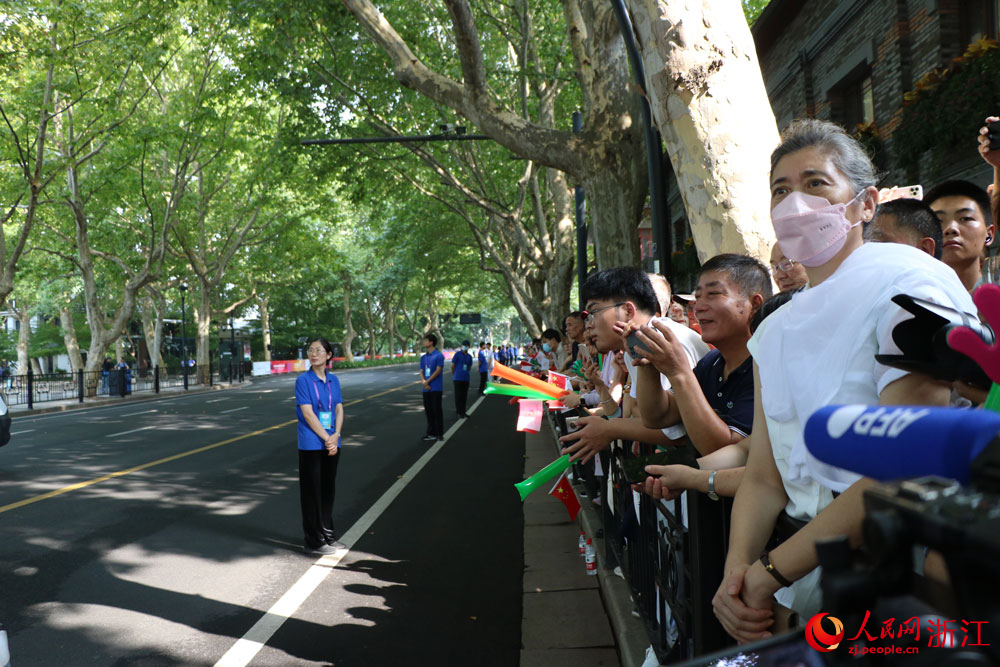 一大早，火炬傳遞路線沿線就來了很多為火炬手加油的市民和游客。人民網記者 郭揚攝