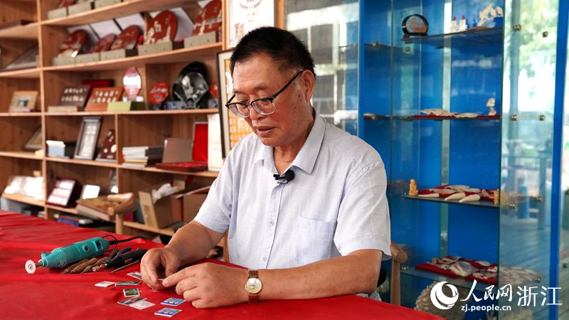 俞友金正在雕刻。人民網 陳陸洵攝