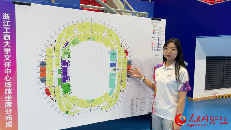 趙眉介紹手球場館觀眾坐席設置。人民網 秦銘澤攝