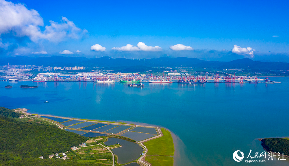 寧波舟山港梅山港區遠控設備集群數量居全國同類碼頭首位，“5G+北斗”應用設備數量位居全國集裝箱碼頭前列。人民網 章勇濤攝