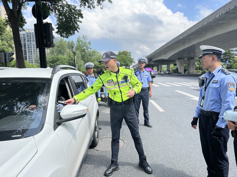 楊允正在執法。受訪者供圖