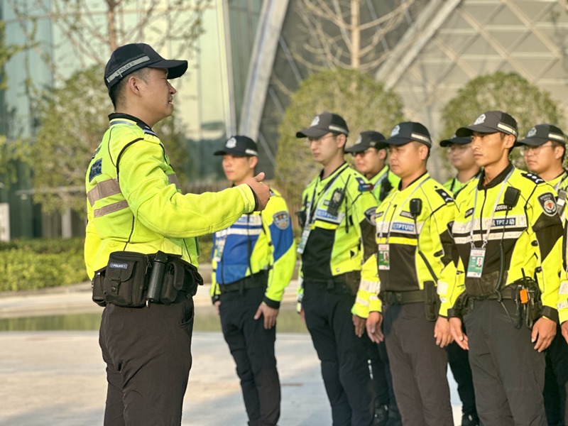 楊允正在講解工作要點。受訪者供圖