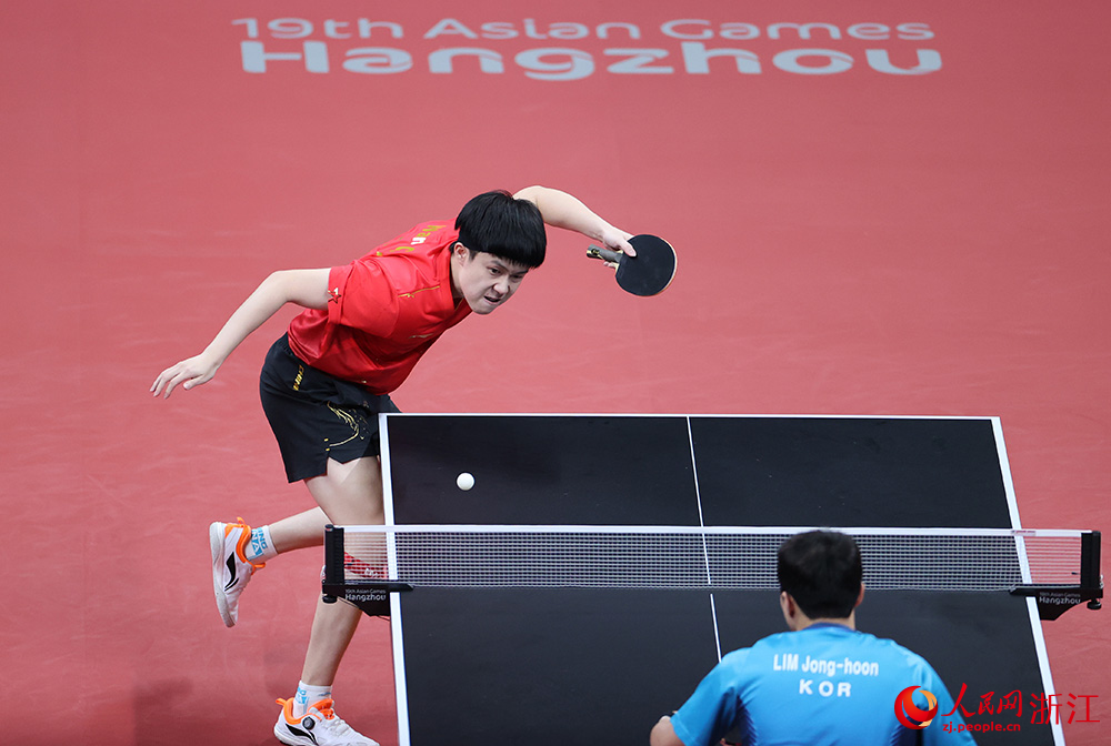 9月26日，中國隊選手王楚欽在比賽中。人民網 章勇濤攝