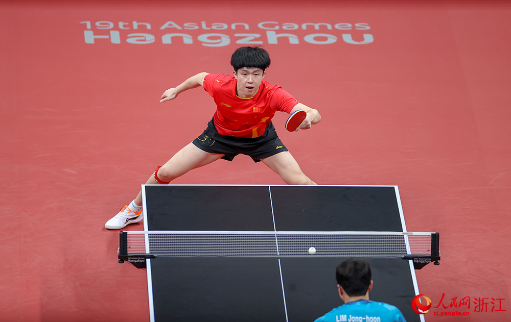 9月26日，中國隊選手王楚欽在比賽中。人民網 章勇濤攝