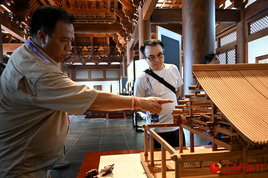 中國建筑的榫卯結構，吸引了亞奧理事會代表的目光。人民網記者 張麗瑋攝