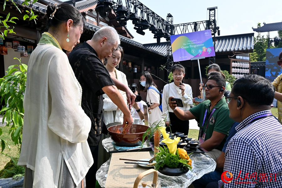 亞奧理事會代表們欣賞點茶制作技藝。人民網記者 張麗瑋攝