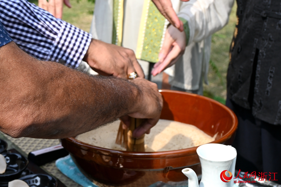 亞奧理事會代表們體驗中國點茶技藝。人民網記者 張麗瑋攝