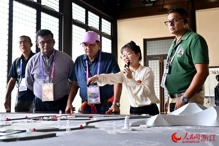 亞奧理事會代表們了解宋韻剪紙之美。人民網記者 張麗瑋攝