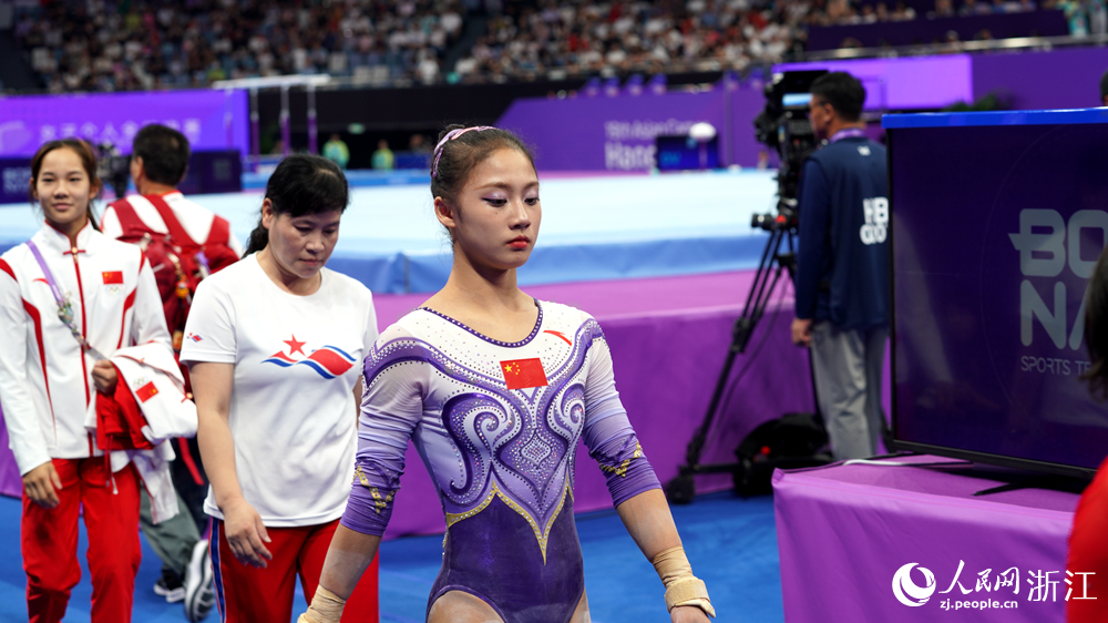 在更換比賽場地期間，左彤“若有所思”。人民網 陳陸洵攝