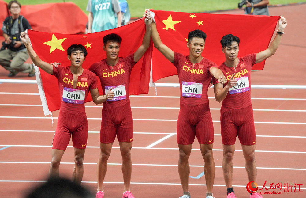 10月3日，中國隊奪冠后慶祝。人民網 章勇濤攝