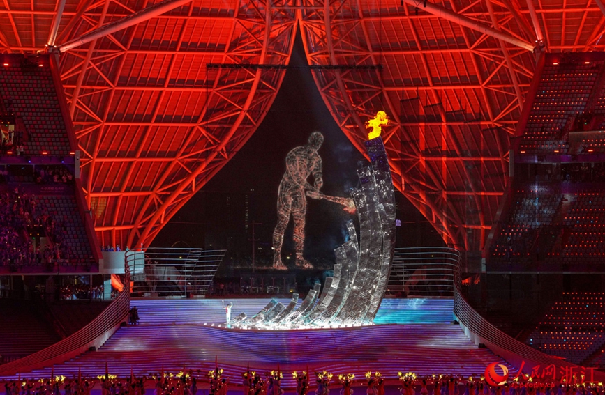 “亞運數字火炬手”點燃火炬。人民網 章勇濤攝