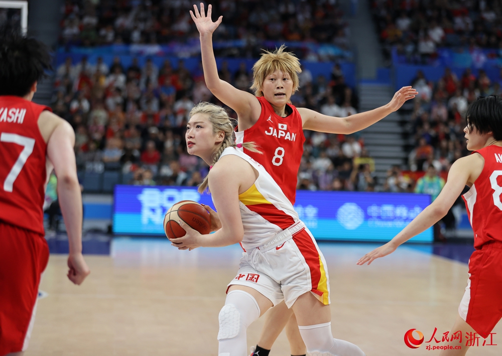 中國女籃隊員在決賽中。人民網 章勇濤攝