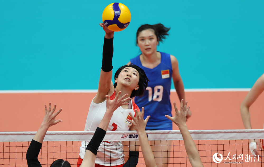 中國隊球員袁心玥在比賽中扣球。人民網 章勇濤攝