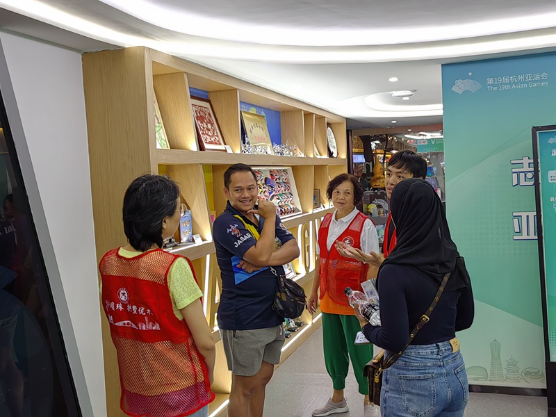 俞翠英（右三）與其他志愿者一起問外國游客提供幫助。受訪者供圖