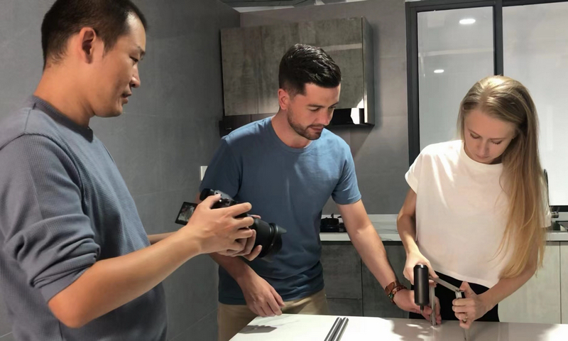 圖為“潑辣海拍”攝影師正在為“出?！鄙唐放臄z。受訪者供圖