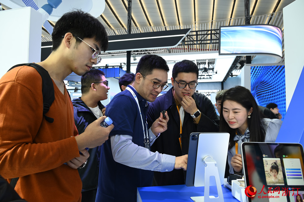 觀眾體驗AI寫真。人民網記者 葉賓得攝