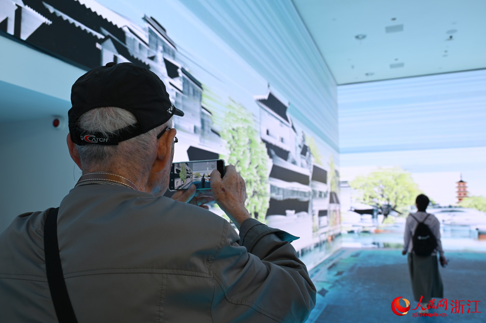 充滿科技感的展陳吸引觀眾拍照留念。人民網記者 葉賓得攝