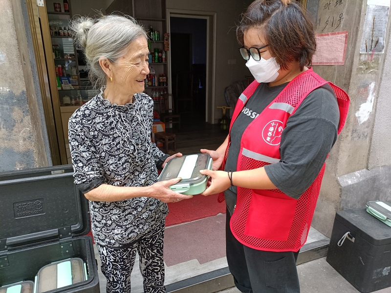 志愿者送餐上門。遂昌縣委宣傳部供圖