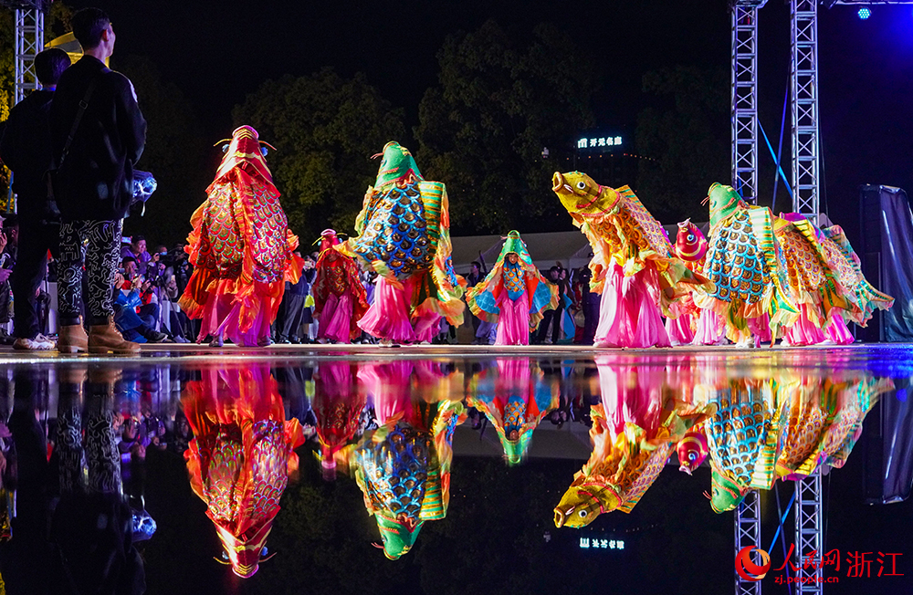 2023千島湖創意生活周啟動儀式上的文藝演出。人民網 章勇濤攝