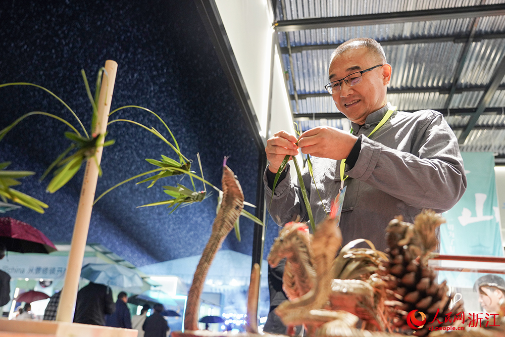 在杭州市淳安縣秀水廣場，技藝大師在分享棕編工藝。人民網 章勇濤攝