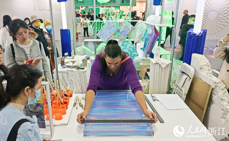 意大利展區內工作人員正在展示水拓工藝。人民網 劉欣蔚攝
