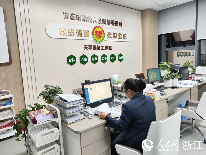 天平調解工作室專職調解員石珊珊正在處理糾紛。人民網 方彭依夢攝