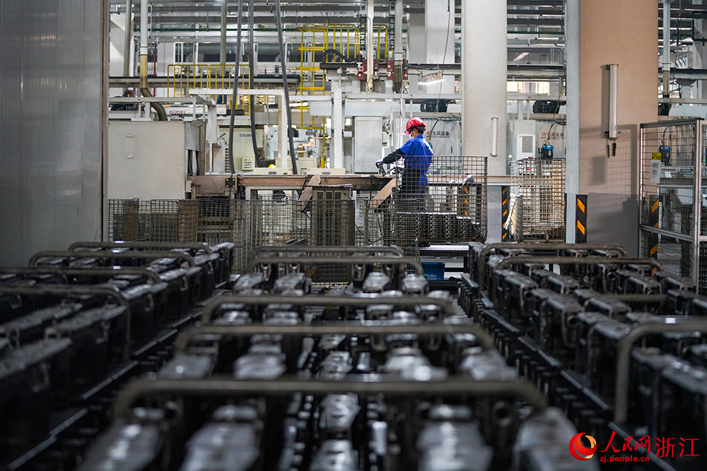 工人在智能生產線上忙碌著。人民網 章勇濤攝