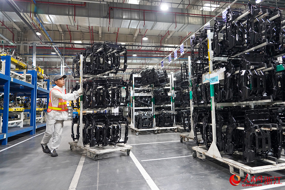 在嘉興國家高新區一汽車座椅系統生產基地，工人們在生產線上忙碌著。人民網 章勇濤攝