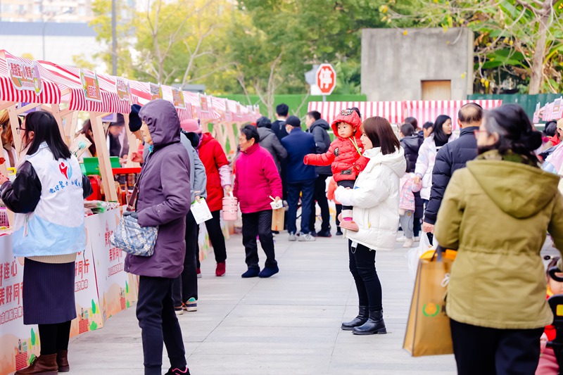 市民參與“黨群連心 美好同行”連心志愿集市活動。余杭區閑林街道供圖