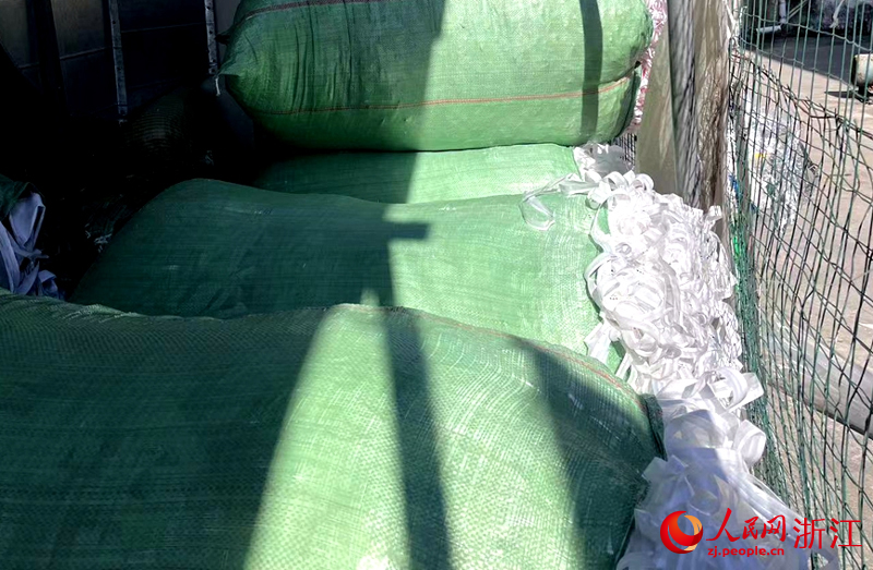 廠房外尚未處理的工業廢料。人民網記者 張麗瑋攝