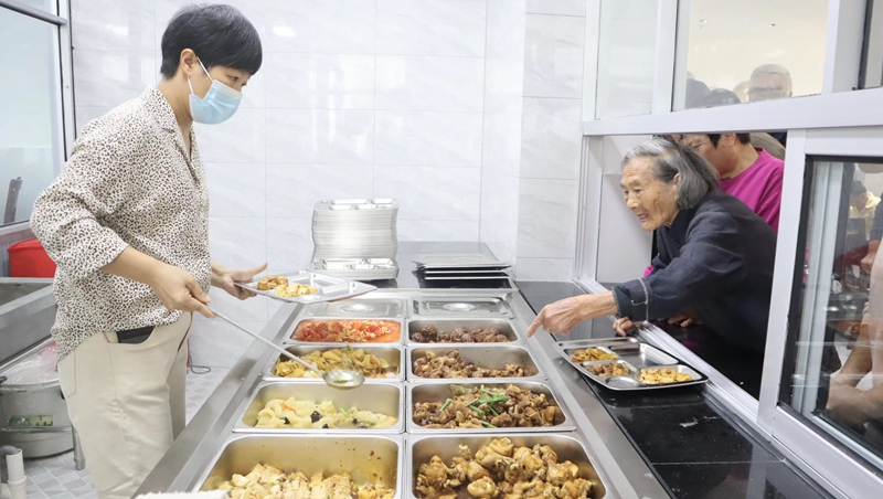老人在“和合·老人·家”金盤店老年食堂點餐。天臺縣民政局供圖