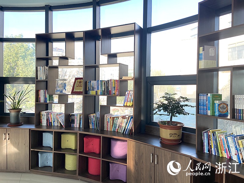 愛心家園內的閱讀區。人民網 方彭依夢攝