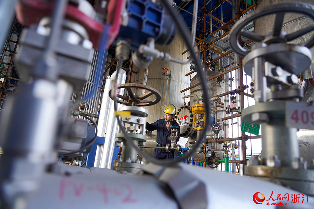 工人在項目現場有條不紊地工作。人民網 章勇濤攝