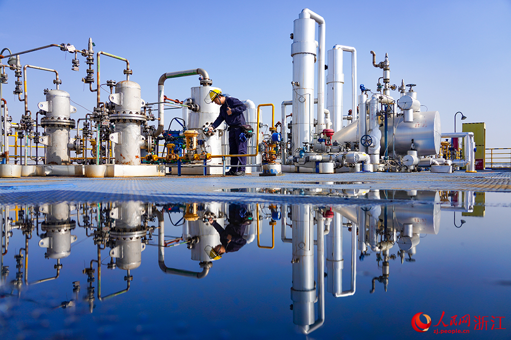 工人在項目現場有條不紊地工作。人民網 章勇濤攝