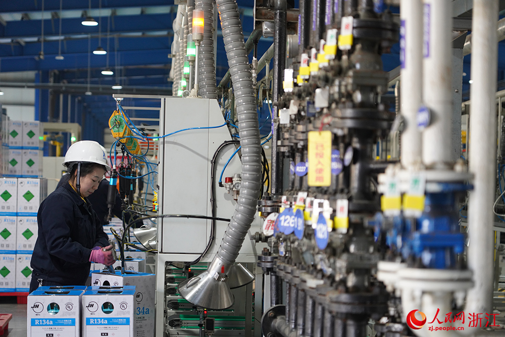 工人在項目現場有條不紊地工作。人民網 章勇濤攝