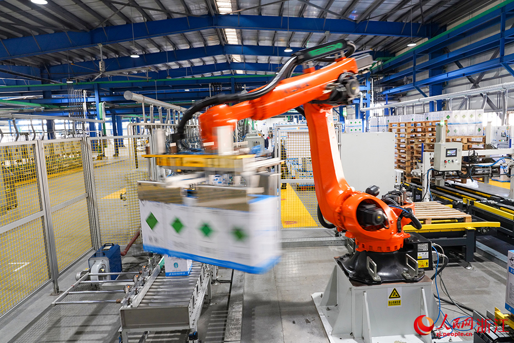 智能化設備助力企業生產作業。人民網 章勇濤攝