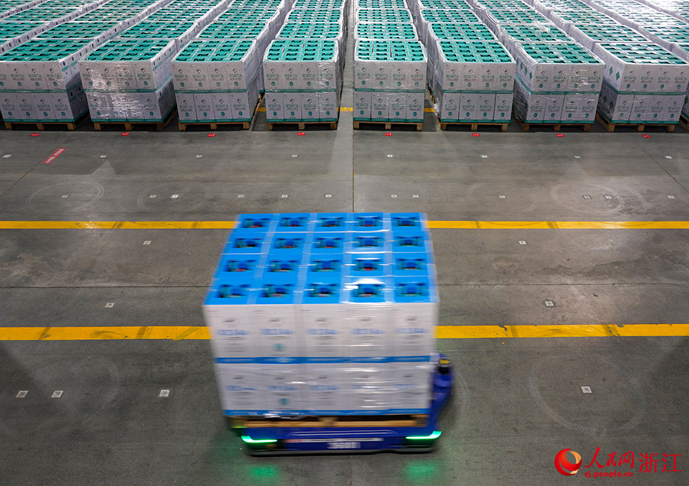 智能化設備助力企業生產作業。人民網 章勇濤攝