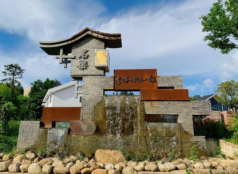 坐落于天臺山之巔的石梁鎮。天臺縣石梁鎮供圖