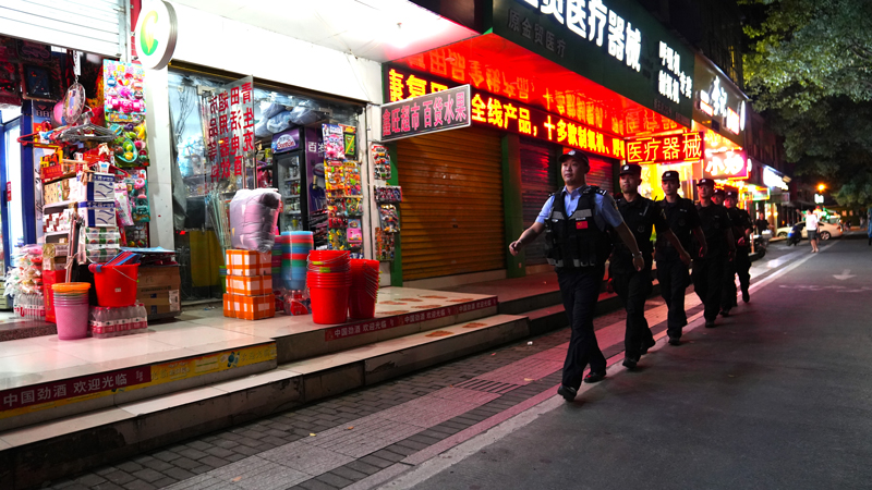 蓮都民警開展夜巡。蓮都公安供圖