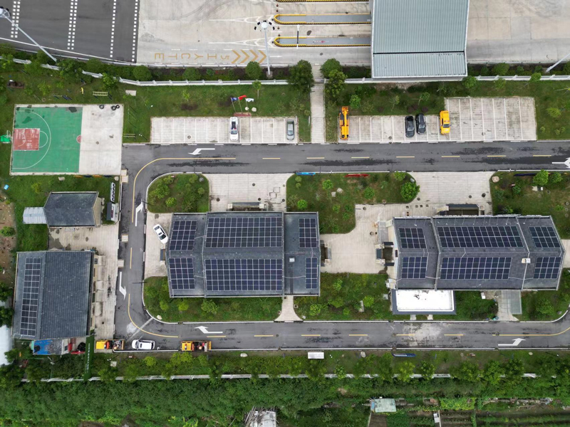 收費站光伏板安裝。黃雄強攝