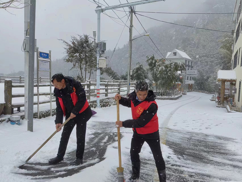 黨員在各路段開展除冰保暢工作。