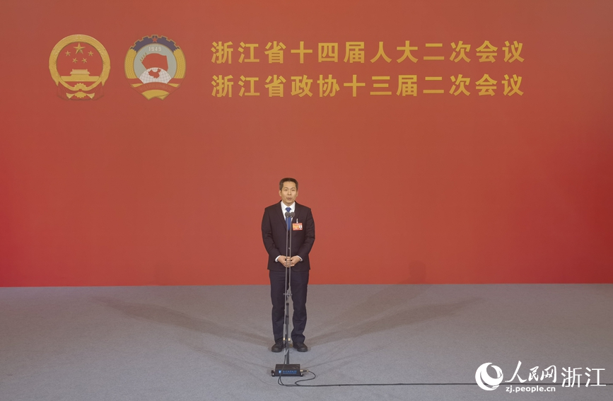 浙江省民政廳黨組書記、廳長陳斌在“廳長通道”集中采訪活動中接受記者提問。人民網記者 張帆攝