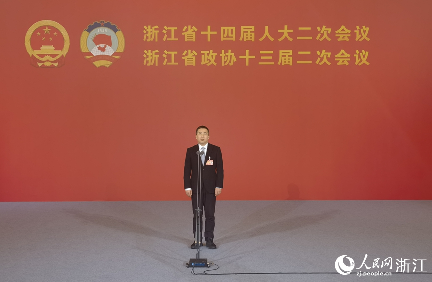 浙江省發展和改革委員會黨組書記、主任杜旭亮在“廳長通道”集中采訪活動中接受記者提問。人民網記者 張帆攝