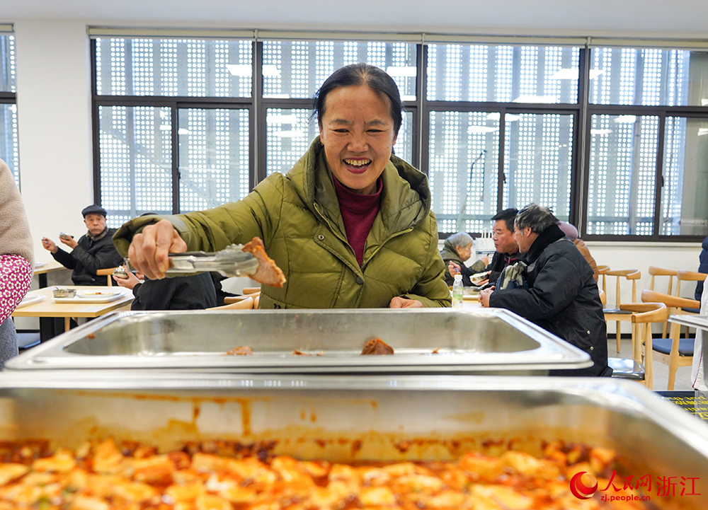 在浙江省寧波市北侖區新碶街道星陽未來社區鄰里中心，老年人根據自身口味稱重取餐。人民網 章勇濤攝