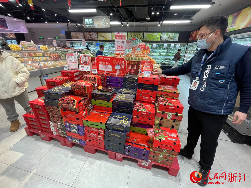 店長王世鏡介紹店內熱銷的車厘子品種。人民網記者 王麗瑋攝