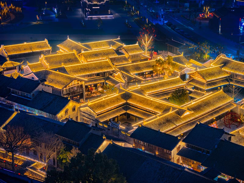 十里長街商圈夜景。路橋街道供圖